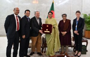 বাংলাদেশ সফর শেষে বিদায়ের প্রাক্কালে জাতিসংঘ মহাসচিব আন্তোনিও গুতেরেসকে পরিবেশ, বন ও জলবায়ু পরিবর্তন উপদেষ্টা সৈয়দা রিজওয়ানা হাসান রোববার ঢাকায় হযরত শাহজালাল আন্তর্জাতিক বিমানবন্দরে তাঁর সফরের বিভিন্ন কর্মসূচির ওপর পিআইডি'র ফটো অ্যালবাম উপহার দেন।